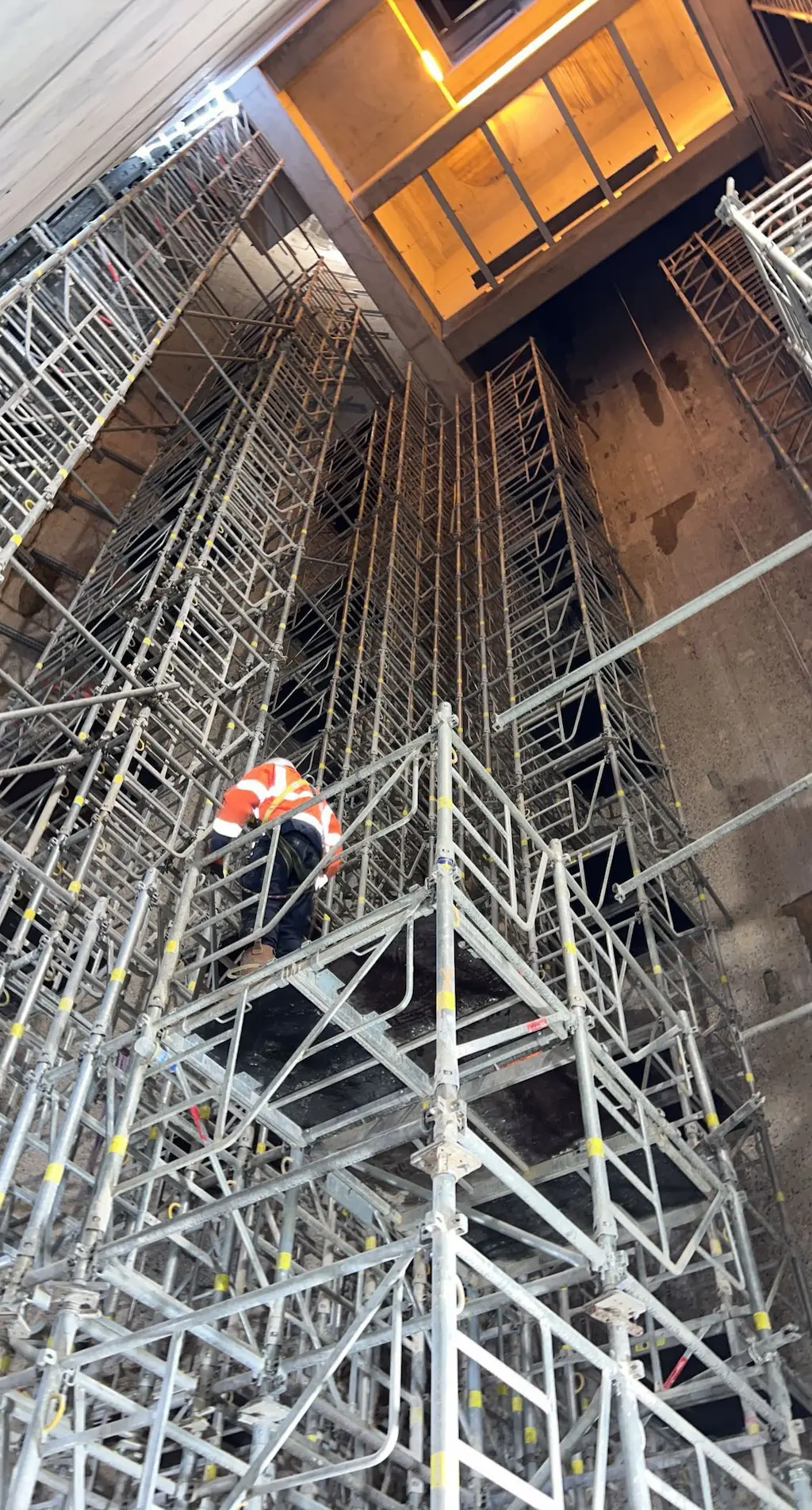 Montage multidirectionnel dans un ouvrage vertical profond