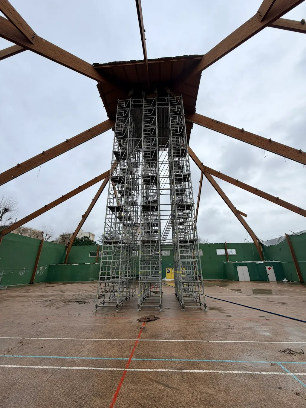 Étaiement de grande hauteur pour structure de toiture