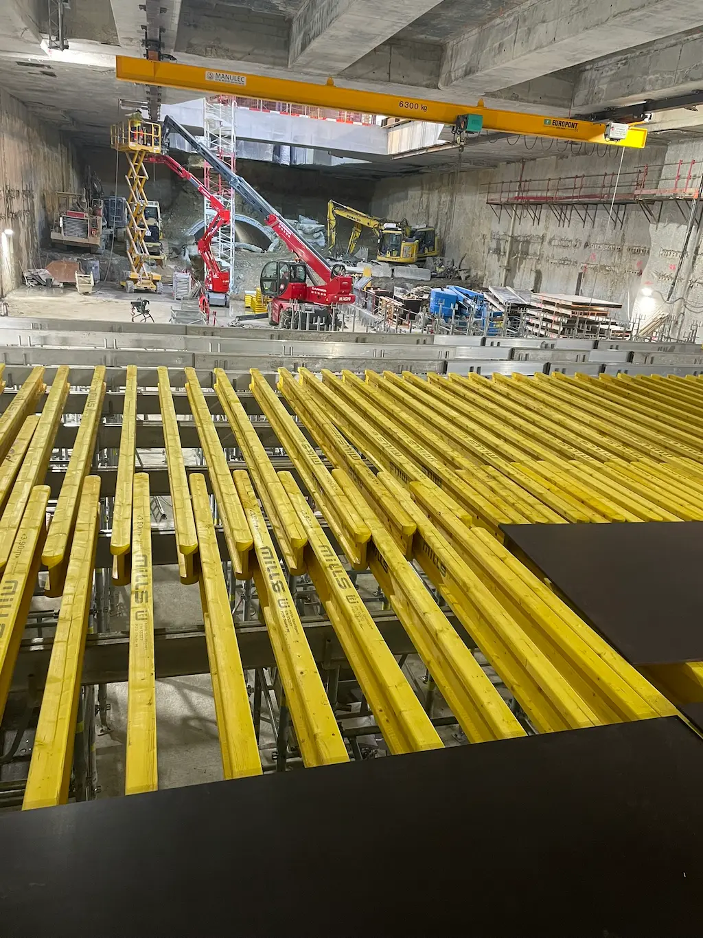 Coffrage avec étaiement provisoire dans un environnement souterrain